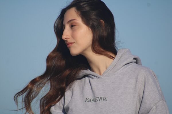 Polerón Gris "Lets take a trip" by Kaihenua